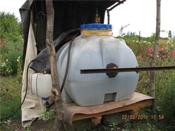 За кућну употребу и сезонску производњу биогорива (у топлој сезони) у малим количинама, погодан је пластични резервоар са поклопцем