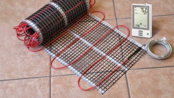 Para la colocación de la regla, es mejor usar alfombras de calefacción por suelo radiante.