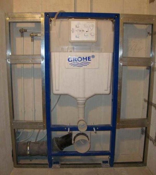 L'installazione del telaio per la toilette è integrata nella partizione, ma è isolata