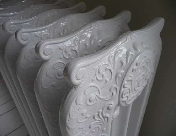 Kung mayroong isang pattern sa cast iron radiator, bibigyang-diin ito ng gloss at patatawarin ito