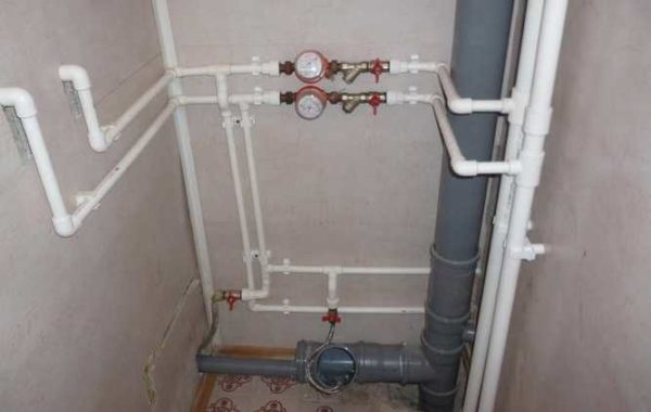 La instal·lació d’un sistema de subministrament d’aigua a partir de canonades de polipropilè es pot fer de forma independent