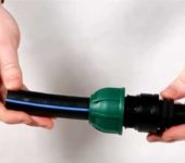 Die Verbindung von Polyethylenrohren an Klemmringverschraubungen wird von Hand festgezogen