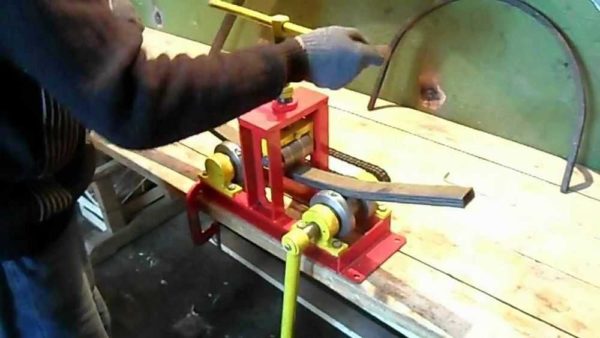 Se puede hacer un doblador de tubos para un tubo de perfil con sus propias manos en diferentes tamaños