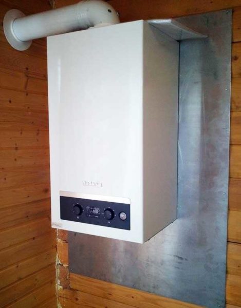 A caldeira a gás só pode ser pendurada em paredes de madeira se houver um suporte não combustível