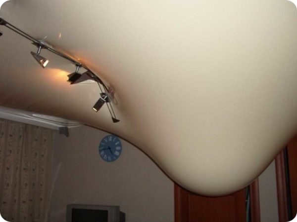 Si de l'eau s'est accumulée dans le faux plafond, considérez-vous chanceux - elle est simplement évacuée par le trou pour fixer le lustre. Certes, vous ne pouvez pas utiliser le câblage tant que tout n'est pas sec ...