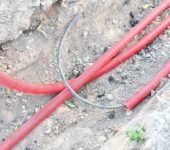 Se houver vários cabos, eles são colocados em sua própria bainha ou simplesmente colocados em paralelo a uma distância de 10-15 cm um do outro