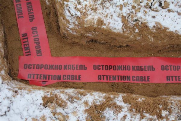 A jelzőszalag figyelmeztet a lehetséges ásatási munkákra