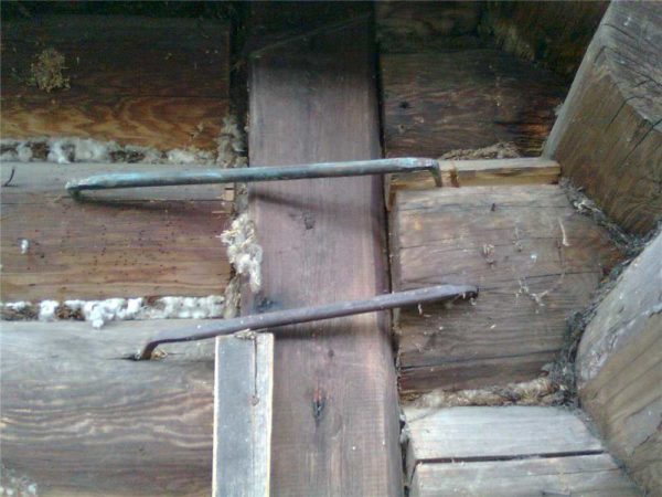 Ces supports doivent être installés en bas, en fixant plusieurs jantes inférieures, ou au point de fixation des extensions, si elles montent avec la maison