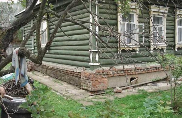In case of problems with the foundation, the way out is to raise a wooden house and replace or reconstruct the base