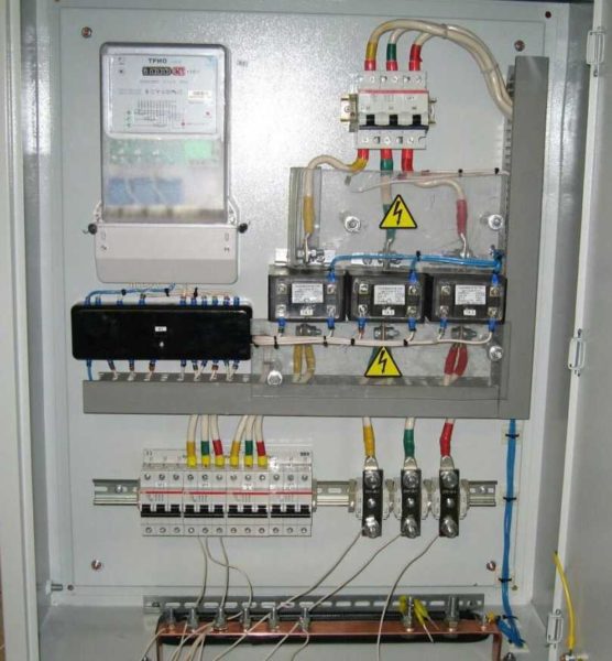 Anslutning av en elmätare i ett trefasnätverk genom strömtransformatorer