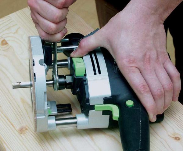 El treball amb un encaminador manual per a fusta i altres materials comença amb la instal·lació d’un encaminador