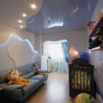 Stropní lampy v dětském pokoji by měly poskytovat dostatek světla