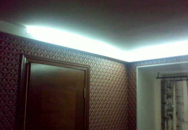 Opção para iluminação oculta no corredor