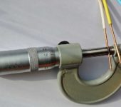 As medições do diâmetro do fio com um micrômetro são mais precisas do que um calibrador mecânico