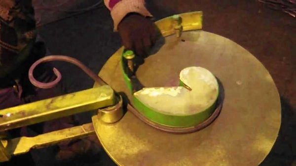 Una de les màquines casolanes de forja en fred
