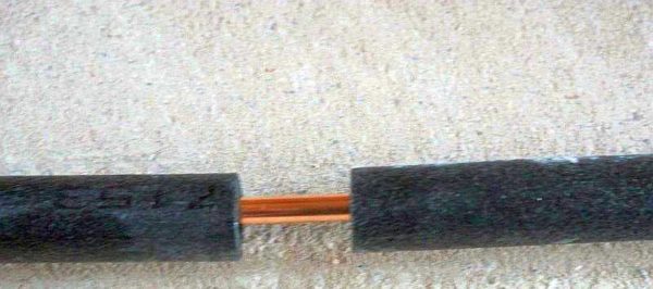 Na medené rúry sa kladie tepelná izolácia, sú spojené veľmi pevne a spoj je zalepený pokovovanou (hliníkovou) páskou