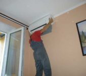 För att göra det lättare att hänga inomhusenheten, öva på att fästa den på plattan innan installation.