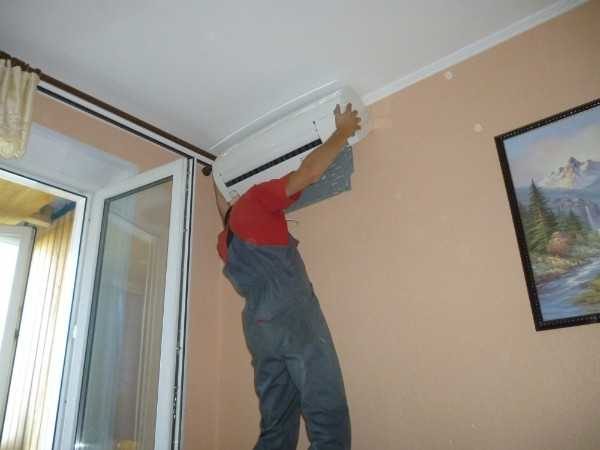 För att göra det lättare att hänga inomhusenheten, öva på att fästa den på plattan innan installation.
