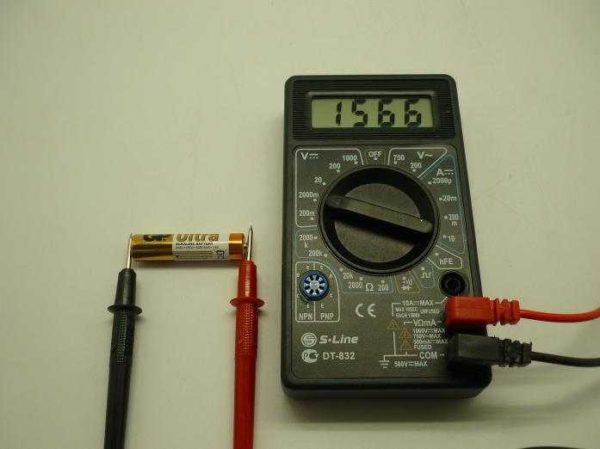 Како користити мултиметар за мерење напона