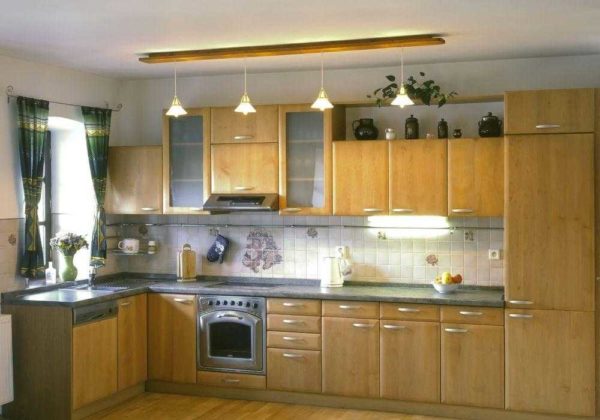 Инсталирайте дълга лампа в тясна кухня