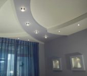 การใช้โคมไฟแบบฝังช่วยให้แสงสว่างสม่ำเสมอ นอกจากนี้คุณสามารถเลือกตำแหน่งที่สวยงามของไฟสปอร์ตไลท์บนเพดาน