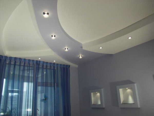 Η χρήση εσοχών φωτιστικών επιτρέπει ομοιόμορφο φωτισμό. Επιπλέον, μπορείτε να επιλέξετε μια όμορφη τοποθέτηση προβολέων στην οροφή