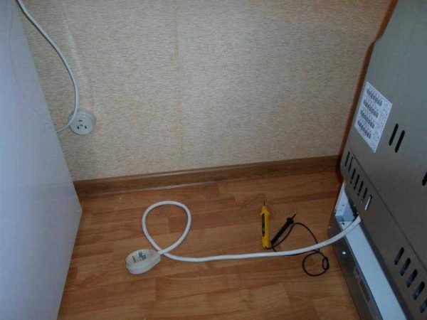 Dalam beberapa kes, kabel kuasa dengan palam sudah disambungkan ke ketuhar