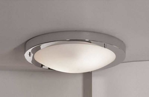 Površinska stropna svjetiljka za kupaonicu - jedna od mogućnosti