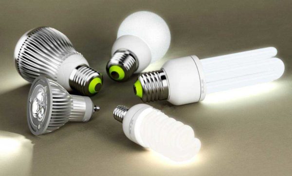 För att lösa energisparande eller LED-lampor bättre måste du jämföra deras parametrar