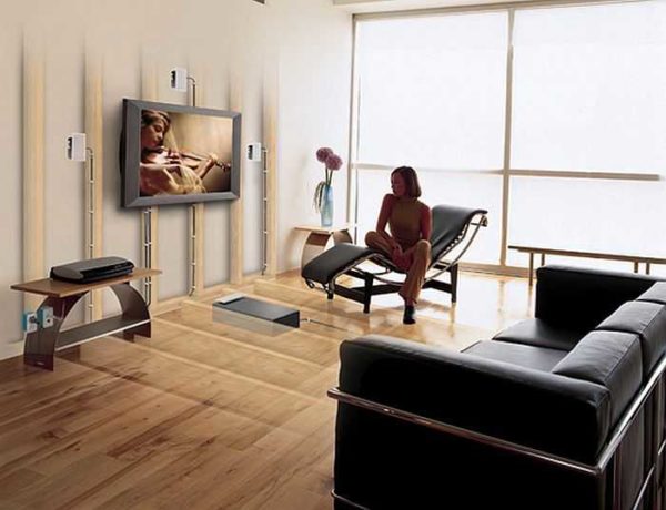 Att montera TV: n på väggen är en bra idé både ur design och säkerhetssynpunkt