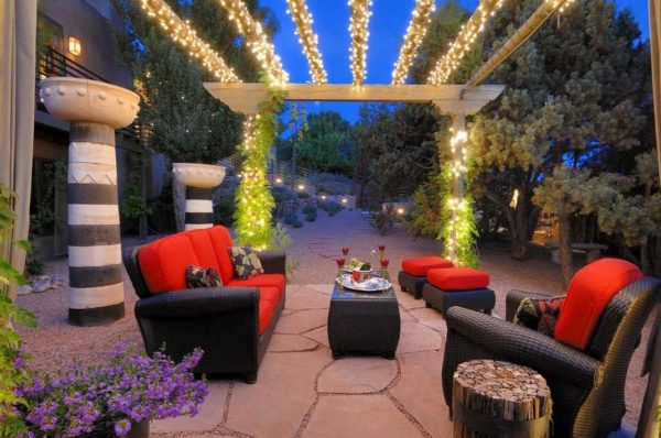 Dekorativ belysning ger trädgården och trädgården en speciell charm