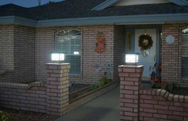 De verlichting van de terreinbeveiliging is gebaseerd op poort- en hekverlichting