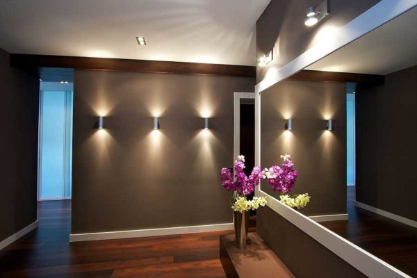 Trên tường ở hành lang, đèn treo tường thường treo cách sàn 180-190 cm