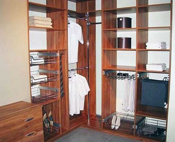 Fyll garderoben i hörnet: installera två intilliggande hängstänger