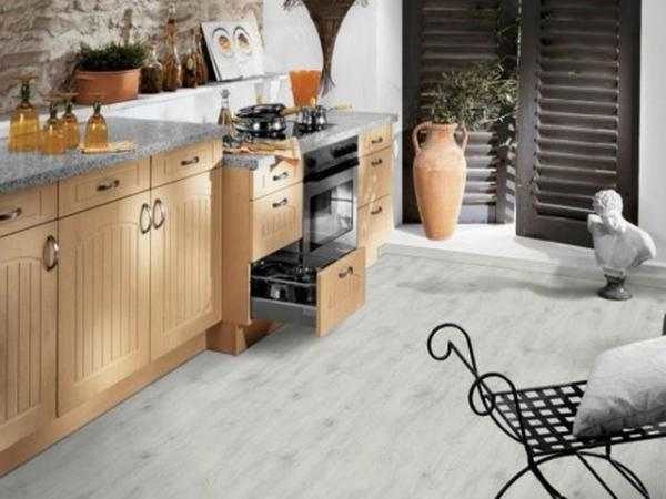 Linóleo branco na cozinha com imitação de piso de madeira