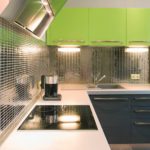 Огледална мозайка по стените на кухнята - опция за високотехнологичен стил