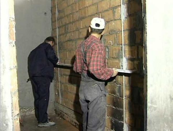 Инсталирането на маяци на стени или под замазка не изисква сложни инструменти