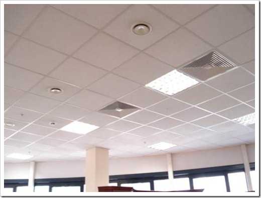 Um exemplo do uso de luminárias e grades de ventilação em um escritório