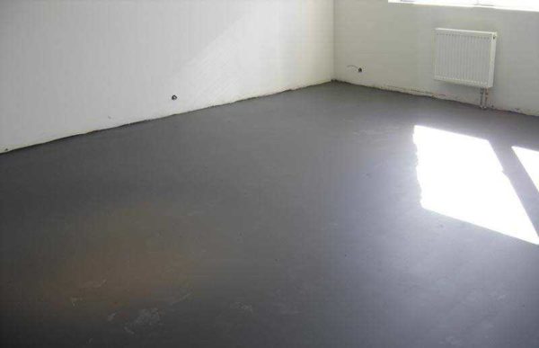 Nivellera golvet med en golvbeläggning. Renovering av en lägenhet från grunden i en ny byggnad är nästan klar