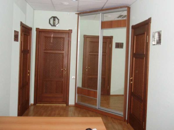 Uma das opções para um armário de canto no corredor - entre duas portas