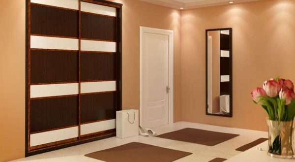 Уградни ормар заузима нишу или део собе од зида до зида