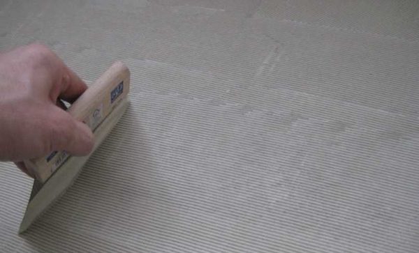 כיצד למרוח דבק אריחי רצפה PVC