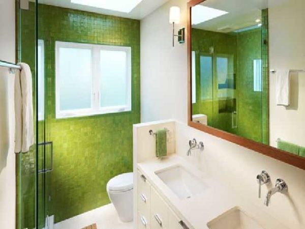Pienen kylpyhuoneen vihreä mosaiikkiseinä virkistää sisustusta