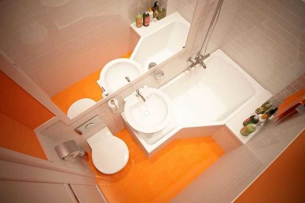 Badrummet med en yta på två kvadratmeter använder mestadels icke-standard VVS