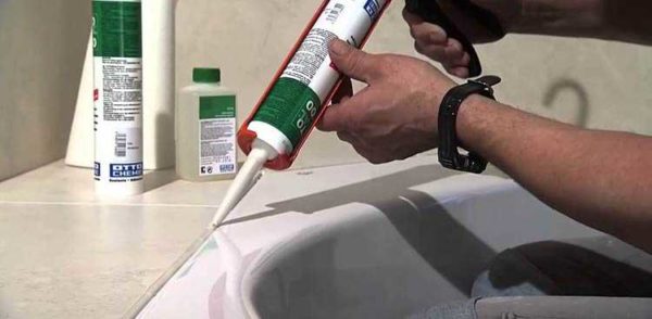 Användningen av akrylförseglingsmedel i badrummet är begränsad till områden där det inte finns någon direkt kontakt med vatten