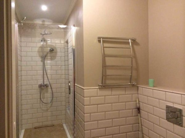 Chỉ một phần của bức tường có thể được sơn bằng sơn trong phòng tắm