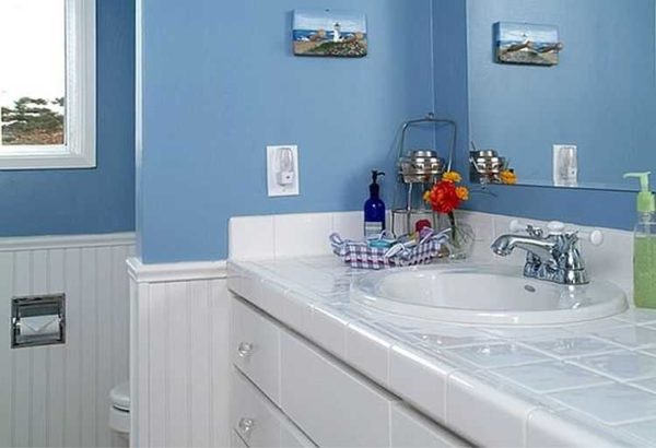 Blå toner är vanliga i badrummet
