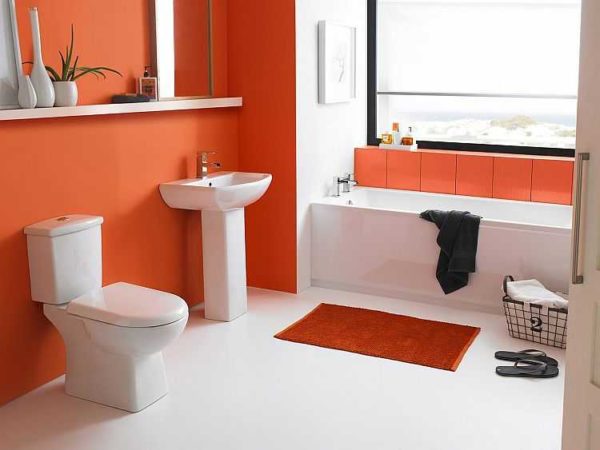 Soliga orange väggar i badrummet
