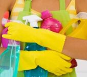 Bagaimana dan bagaimana membersihkan jubin di bilik mandi bergantung pada jenis pencemaran