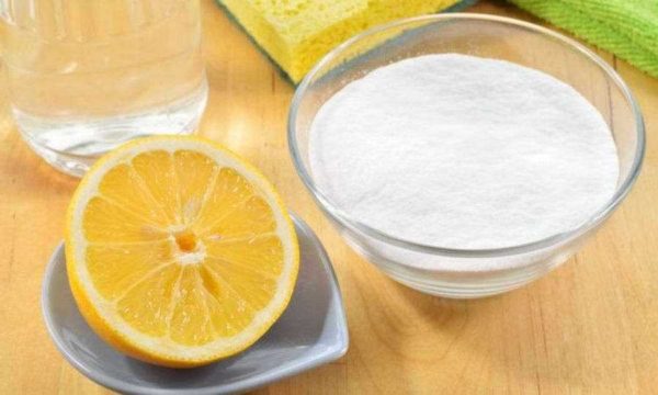 Citronsyra, vinäger och bakpulver hanterar också smuts.